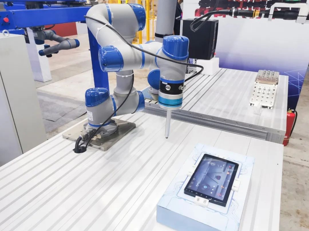 新松智能机器人产品亮相天津工博会